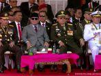 Momen SBY dan Prabowo Subianto Diapit Dua Panglima Saat Di HUT ke-78 TNI