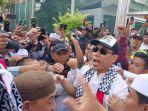 Munarman Bebas dari Lapas Salemba, Puluhan Anggota FPI Teriak Allahuakbar, Ini Kronologi Kasusnya